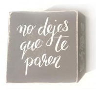 Cubo con mensaje en español gris / Nadie sin regalo