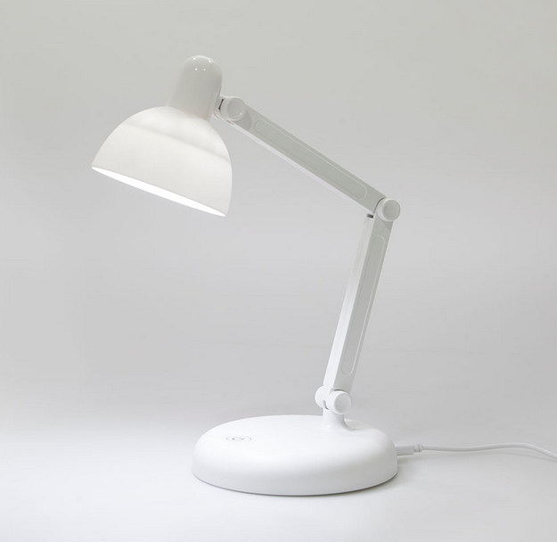 Lámpara de mesa Flexo blanco encendida / Nadie sin regalo